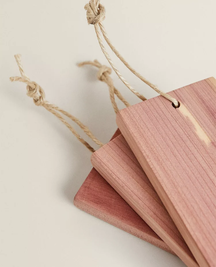 Cómo acabar con las polillas de la ropa 6 cedro