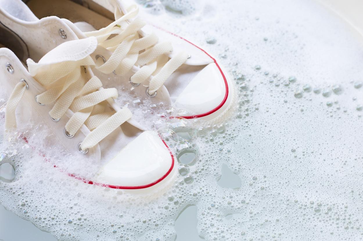 como limpiar unas zapatillas blancas de tela